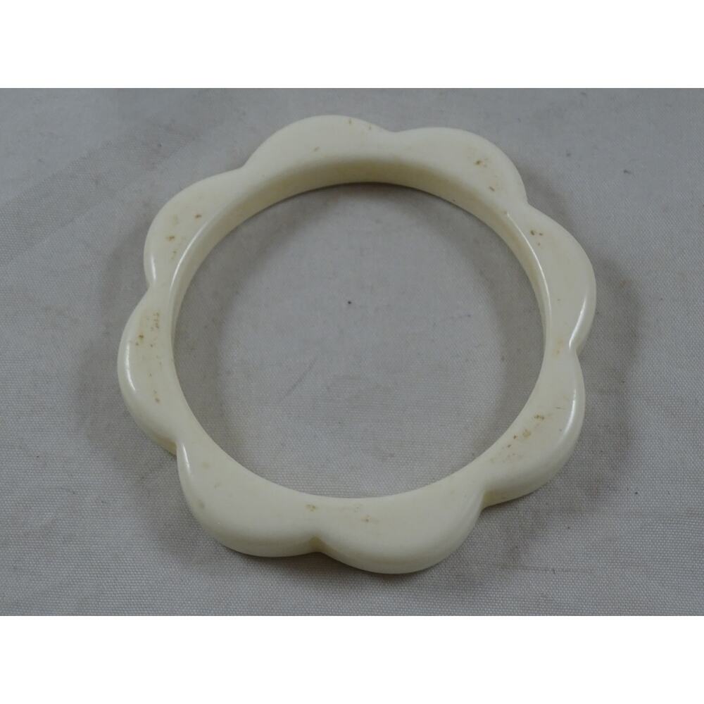 Vintage Set of 2 Bangle Bracelets Yellow Stripe & Scalloped Flower Shape White - Picture 3 of 6